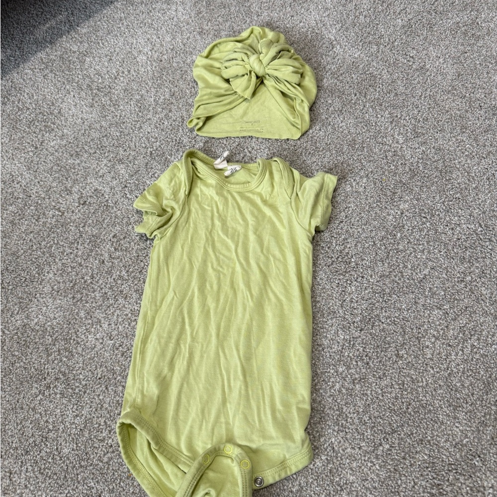 Kyte BABY Kiwi Bodysuit with matching Bunny Knot 6-12 Months